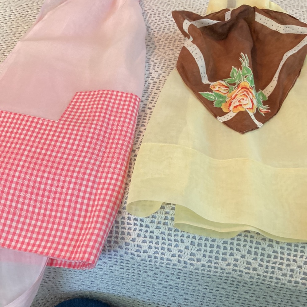 Aprons Two Beautiful Hand Made Vintage Aprons. Pink has cross stitch on both - Picture 5 of 17